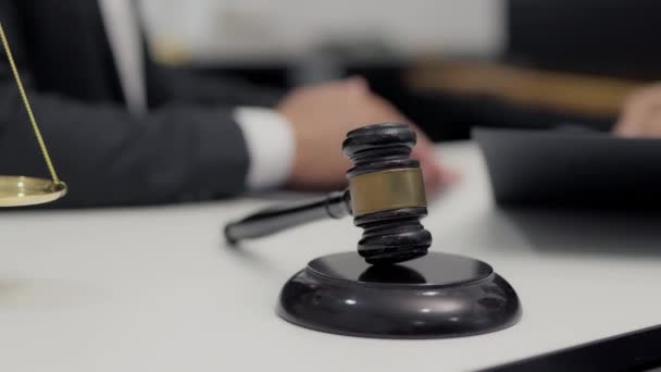Konsultieren Sie Richter Oder Anwalt Handschriftliches Dokument Gerichtssaal — Stockvideo
