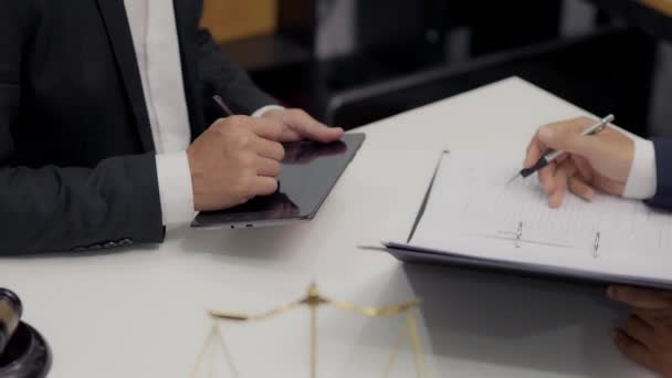 在法庭会议室查阅法官或律师的手写文件 — 图库视频影像