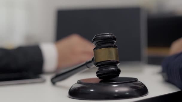 Konzultációs Bíró Vagy Ügyvéd Kézírási Dokumentum Tárgyalóteremben — Stock videók