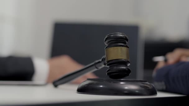 Konsultieren Sie Richter Oder Anwalt Handschriftliches Dokument Gerichtssaal — Stockvideo