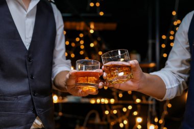 Viski, bir barda ya da restoranda arkadaşça bir parti için..