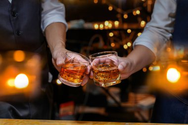 Viski, bir barda ya da restoranda arkadaşça bir parti için..