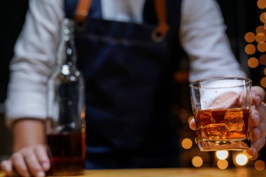 Barmen viski ikram ediyor, ahşap barda., 