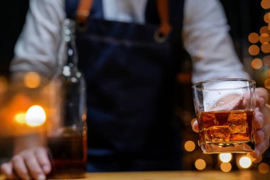 Barmen viski ikram ediyor, ahşap barda., 