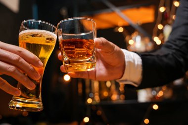 Yiyecek ve içecek erkek arkadaşları bir barda ya da barda bira içip bardaklarını tokuşturmaktan mutlu olurlar..