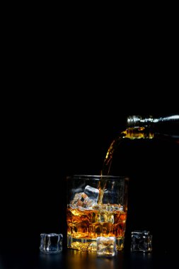 Barmen viski ikram ediyor, ahşap barda., 