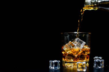 Barmen viski ikram ediyor, ahşap barda., 