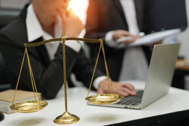 Tahta masadaki yargıç ve deneyimli avukatlar müşterilerle buluşur ve perde arkasında tavsiyelerde bulunurlar. Hukuk hizmetleri hukuki danışmanlık kavramı