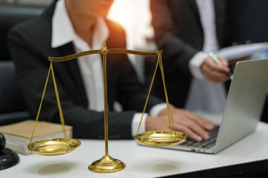Tahta masadaki yargıç ve deneyimli avukatlar müşterilerle buluşur ve perde arkasında tavsiyelerde bulunurlar. Hukuk hizmetleri hukuki danışmanlık kavramı