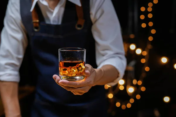 Bartender Servera Whiskey Trä Bar — Stockfoto