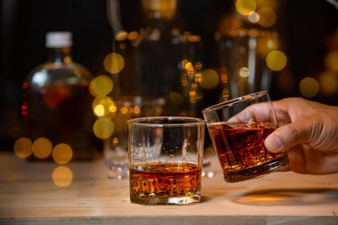 Barmen viski ikram ediyor, ahşap barda., 