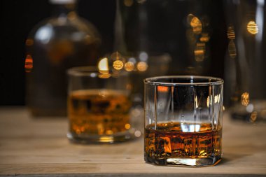 Barmen viski ikram ediyor, ahşap barda., 