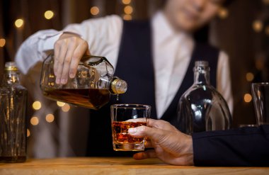 Barmen viski ikram ediyor, ahşap barda.,