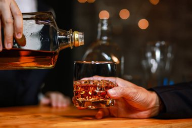 Barmen viski ikram ediyor, ahşap barda.,