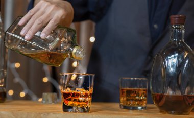 Barmen viski ikram ediyor, ahşap barda.,