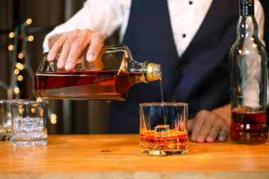 Barmen viski ikram ediyor, ahşap barda.,