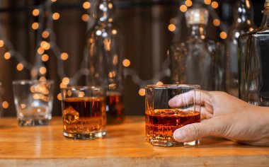 Barmen viski ikram ediyor, ahşap barda.,