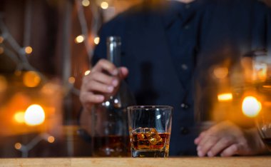 Barmen viski ikram ediyor, ahşap barda.,