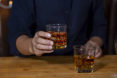 Barmen viski ikram ediyor, ahşap barda., 