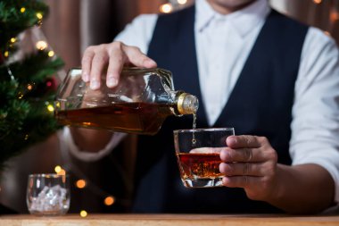 Barmen viski ikram ediyor, ahşap barda., 