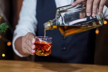 Barmen viski ikram ediyor, ahşap barda., 