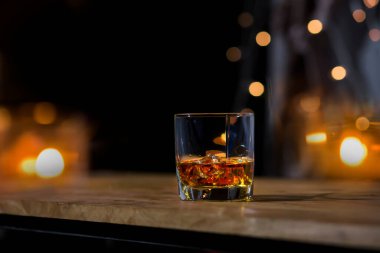 Barmen viski ikram ediyor, ahşap barda., 