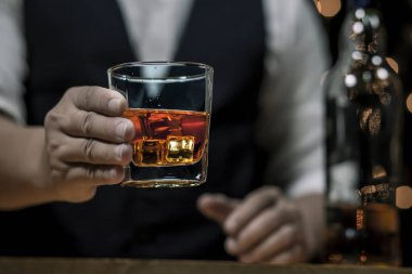 Barmen viski ikram ediyor, ahşap barda., 