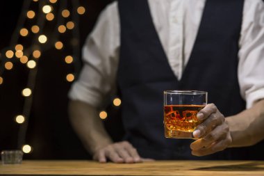 Barmen viski ikram ediyor, ahşap barda., 