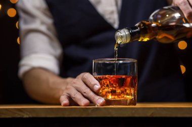 Barmen viski ikram ediyor, ahşap barda., 