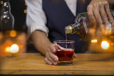 Barmen viski ikram ediyor, ahşap barda., 