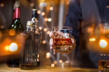 Barmen viski ikram ediyor, ahşap barda., 