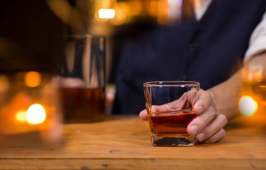 Barmen viski ikram ediyor, ahşap barda.,