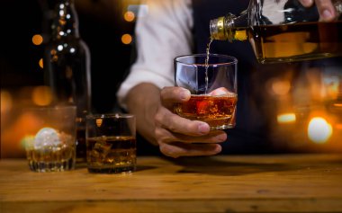 Barmen viski ikram ediyor, ahşap barda.,