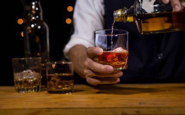 Barmen viski ikram ediyor, ahşap barda.,