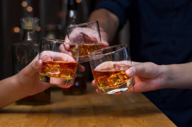 Viski, bir barda ya da restoranda arkadaşça bir parti için..