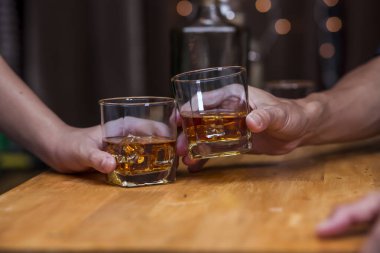 Viski, bir barda ya da restoranda arkadaşça bir parti için..