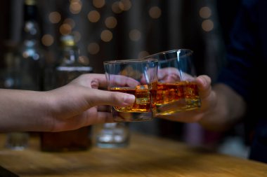 Viski, bir barda ya da restoranda arkadaşça bir parti için..