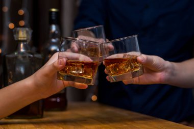 Viski, bir barda ya da restoranda arkadaşça bir parti için..