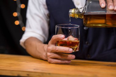 Barmen viski ikram ediyor, ahşap barda., 