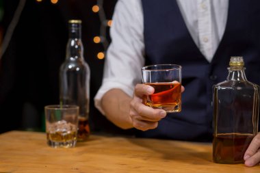 Barmen viski ikram ediyor, ahşap barda., 