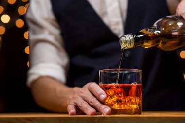 Barmen viski ikram ediyor, ahşap barda., 