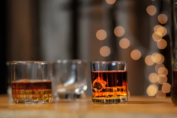 Barman Servírovat Whisky Dřevěné Tyčince — Stock fotografie