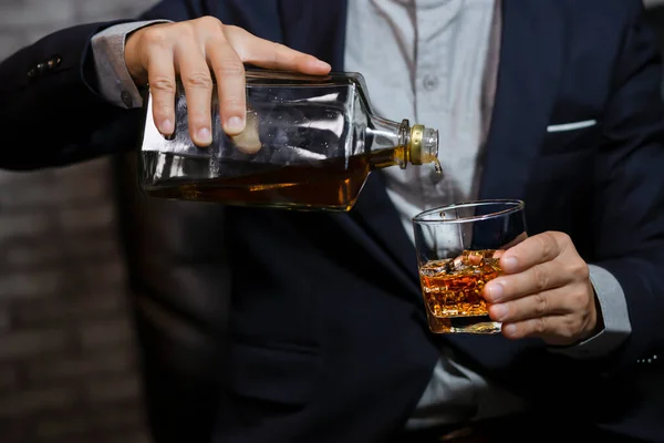 Biznesmeni Bliska Trzymający Szklankę Whisky — Zdjęcie stockowe