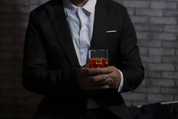 ウイスキーのグラスを持っているビジネスマンを閉じます — ストック写真