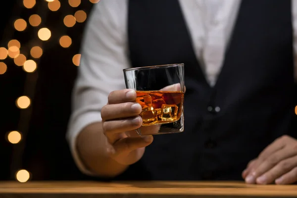 Barman Służyć Whisky Drewnianym Barze — Zdjęcie stockowe