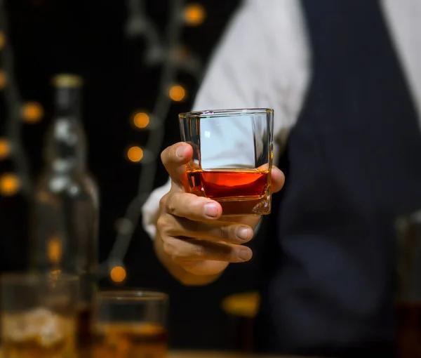 Barman Serve Whiskey Houten Staaf — Stockfoto