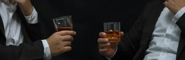 Primeros Hombres Negocios Sosteniendo Vaso Whisky — Foto de Stock