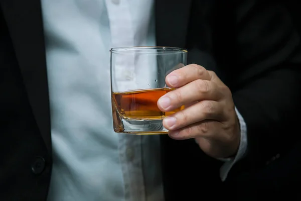 Primo Piano Uomini Affari Possesso Bicchiere Whisky — Foto Stock