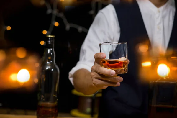 Cantinero Servir Whisky Barra Madera — Foto de Stock