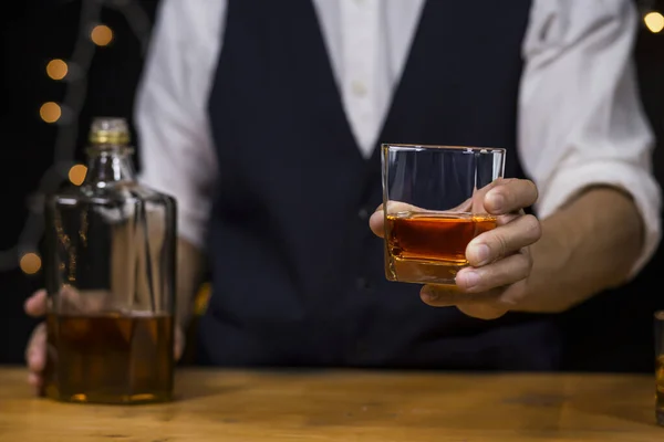Barmen Viski Ikram Ediyor Ahşap Barda — Stok fotoğraf